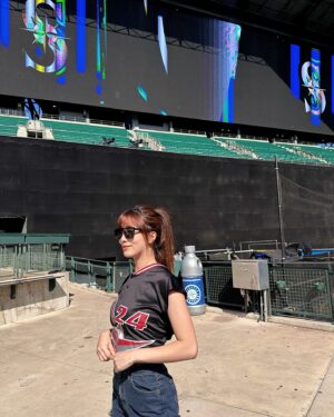 Shang-Fei Wang Instagram - 這場球賽真的好戲劇性
前7局0:4 
第八局開始逆轉
最後一個再見滿壘全壘打真的太猛太嗨了！
Let’s go mariners 🔥

Pregame tour 幸運拿到一顆球😍

Hair band @muria_official