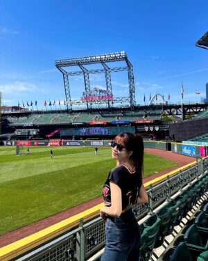 Shang-Fei Wang Instagram - 這場球賽真的好戲劇性
前7局0:4 
第八局開始逆轉
最後一個再見滿壘全壘打真的太猛太嗨了！
Let’s go mariners 🔥

Pregame tour 幸運拿到一顆球😍

Hair band @muria_official