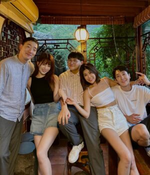 Shang-Fei Wang Instagram - 完成了一部
戲內戲外感情像認識了10年一樣自在舒服的一檔戲
謝謝一切的一切把我們兜在一塊

殺青了默默在家裡哭哭
捨不得如此一拍即合的默契
捨不得永遠笑聲連連的現場

真的很喜歡你們❤️
殺青快樂
秘書俱樂部 張小婷