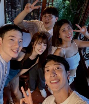 Shang-Fei Wang Instagram - 完成了一部
戲內戲外感情像認識了10年一樣自在舒服的一檔戲
謝謝一切的一切把我們兜在一塊

殺青了默默在家裡哭哭
捨不得如此一拍即合的默契
捨不得永遠笑聲連連的現場

真的很喜歡你們❤️
殺青快樂
秘書俱樂部 張小婷