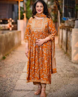Shanthi Krishna Instagram - This post is with the sandals😀.. my bad I am still learning the ropes of posting in insta😬😊.. thank u the whole team for giving me such a good makeover🥰
Stylist : @ms__athira
Costume : @rouche___
Mua&Hair:@aswathy_makeupartist
Photography : @sumeshsree
Assisted by :crazzzyy_babeezzz_
Jewellery:@newlookbeautycollections
Sandals:@marson_fw_lifestyle
