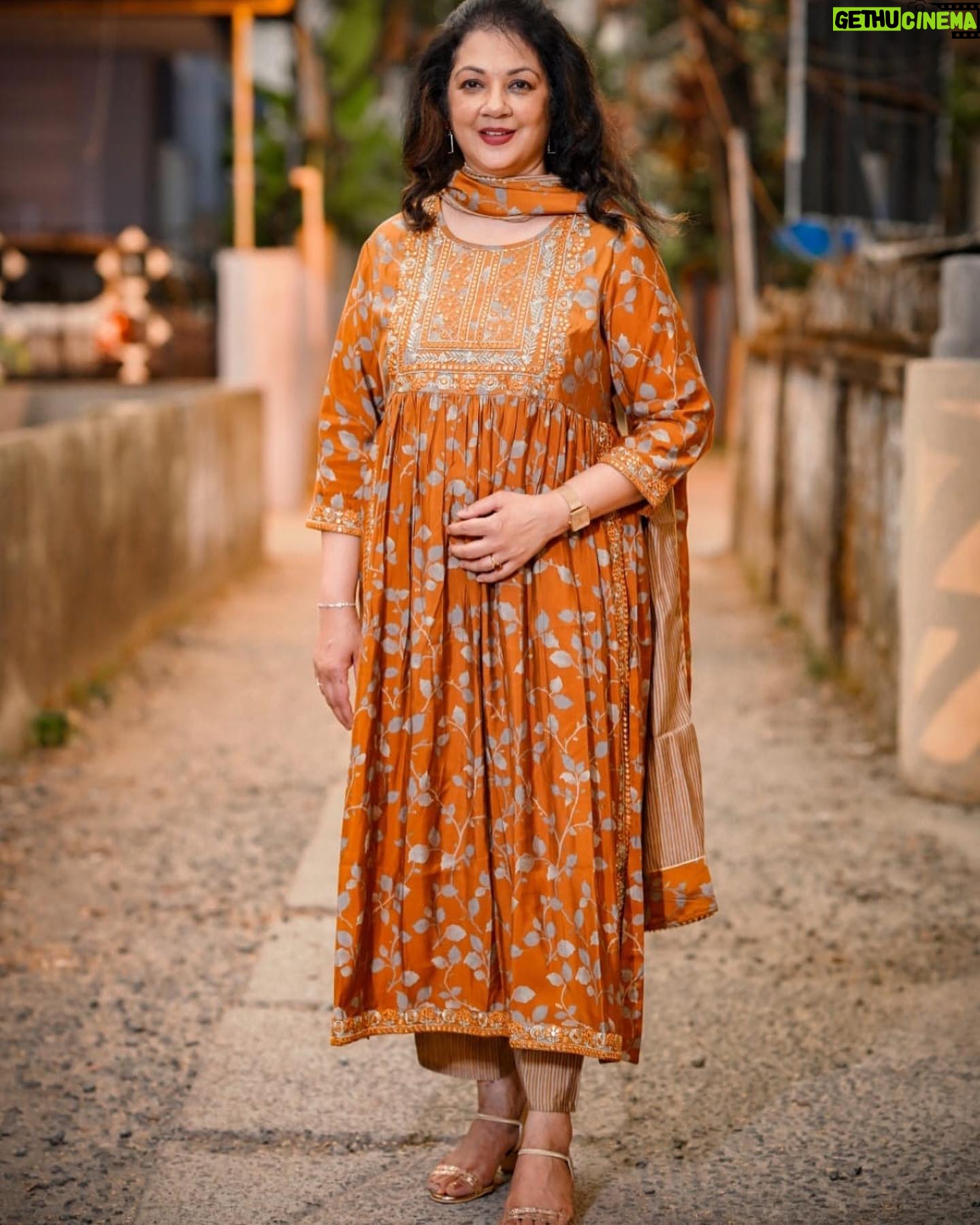 Shanthi Krishna - 2.6K Likes - This post is with the sandals😀.. my bad I am still learning the ropes of posting in insta😬😊.. thank u the whole team for giving me such a good makeover🥰
Stylist : @ms__athira
Costume : @rouche___
Mua&Hair:@aswathy_makeupartist
Photography : @sumeshsree
Assisted by :crazzzyy_babeezzz_
Jewellery:@newlookbeautycollections
Sandals:@marson_fw_lifestyle