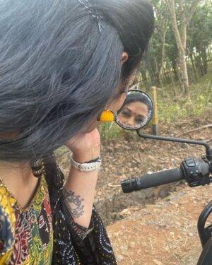 Shanthi Krishna Instagram - Not a bike ad guys😅 chumma timepass modelling ByHand boutique dress in Kochi during flowers tv star magic show shoot😀

#byhandkochi #flowerstv #ethnicwear #malayalamcinema #malayalamactors