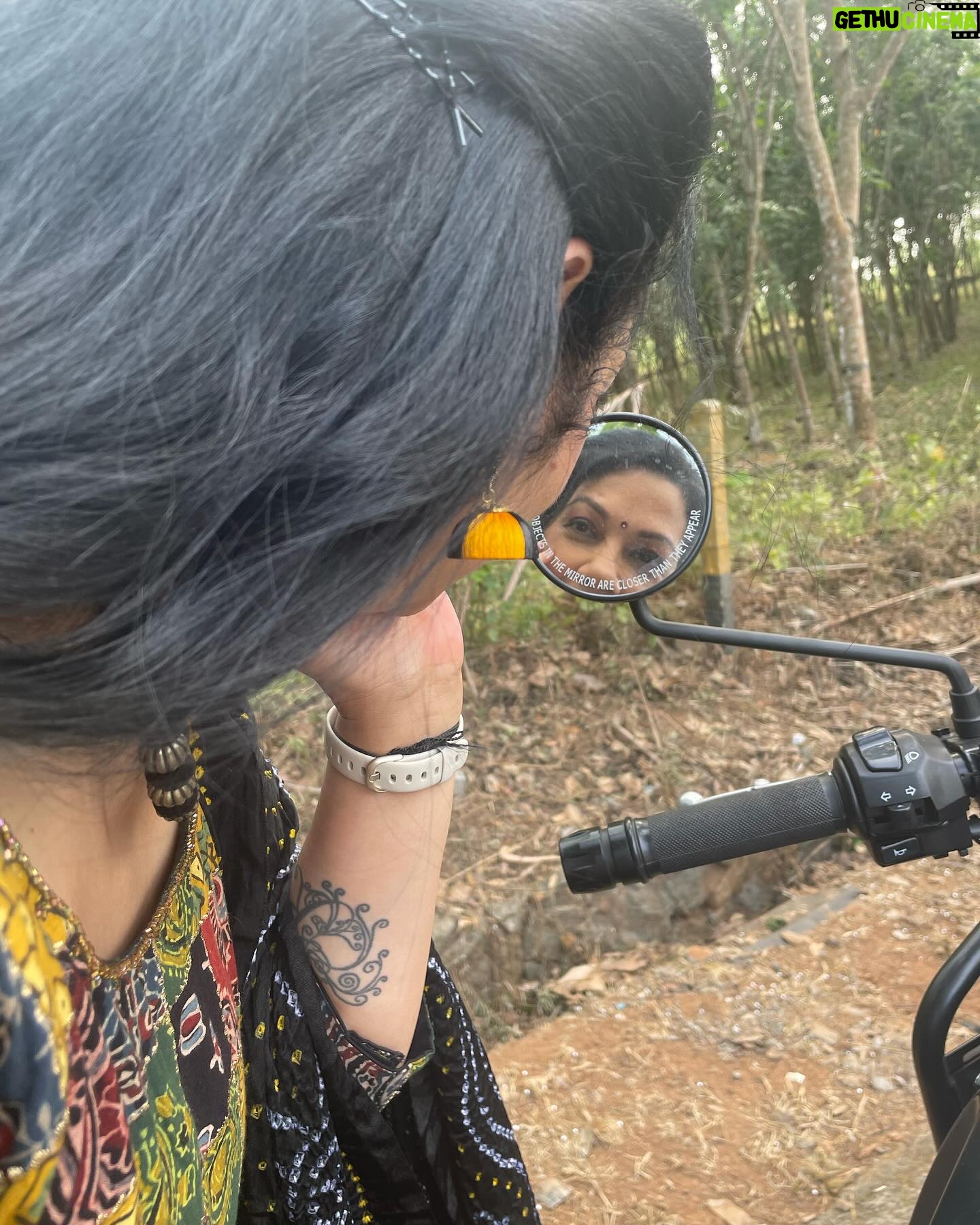 Shanthi Krishna - 1.3K Likes - Not a bike ad guys😅 chumma timepass modelling ByHand boutique dress in Kochi during flowers tv star magic show shoot😀
#byhandkochi #flowerstv #ethnicwear #malayalamcinema #malayalamactors