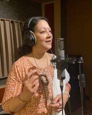 Shanthi Krishna Instagram - Amazing experience singing a couple of lines for my new web series in maestro music director Bijibal’s recording studio today in Kochi 🥰A fan moment for me too 😍Thank you for this opportunity team of ‘MasterPeace’ 🙏🏻🥰