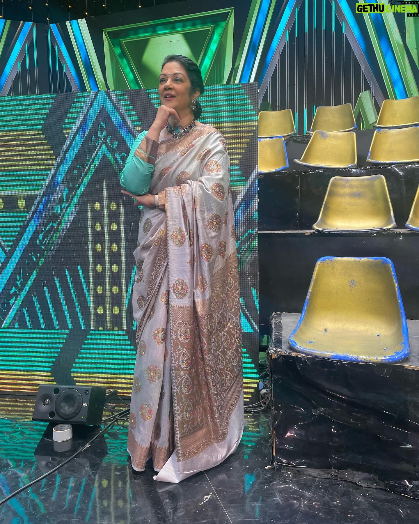 Shanthi Krishna - 734 Likes - Just reliving having fun with some saree modelling poses āŗļøš
during Flowers TV Star magic show break time
#byhandkochi #flowerstv #sareestyle #ethnicwear #flowerstvstarmagic