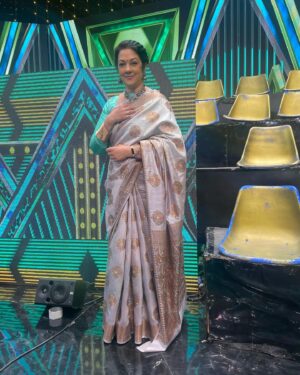 Shanthi Krishna Instagram - Just reliving having fun with some saree modelling poses ☺️😅 during Flowers TV Star magic show break time

#byhandkochi #flowerstv #sareestyle #ethnicwear #flowerstvstarmagic