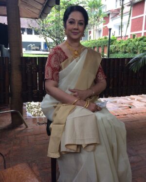 Shanthi Krishna Instagram - Was looking through my phone today and came across this picture of mine taken in 2017 and looking at my saree and accessories in it I felt like turning it into a personalised post for wishing u all for Diwali.. so once again “Wishing all of you a very Happy and Safe Diwali” 🥰🥰

#diwali #malayalammovie #diwalidecorations