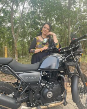 Shanthi Krishna Instagram - Not a bike ad guys😅 chumma timepass modelling ByHand boutique dress in Kochi during flowers tv star magic show shoot😀

#byhandkochi #flowerstv #ethnicwear #malayalamcinema #malayalamactors