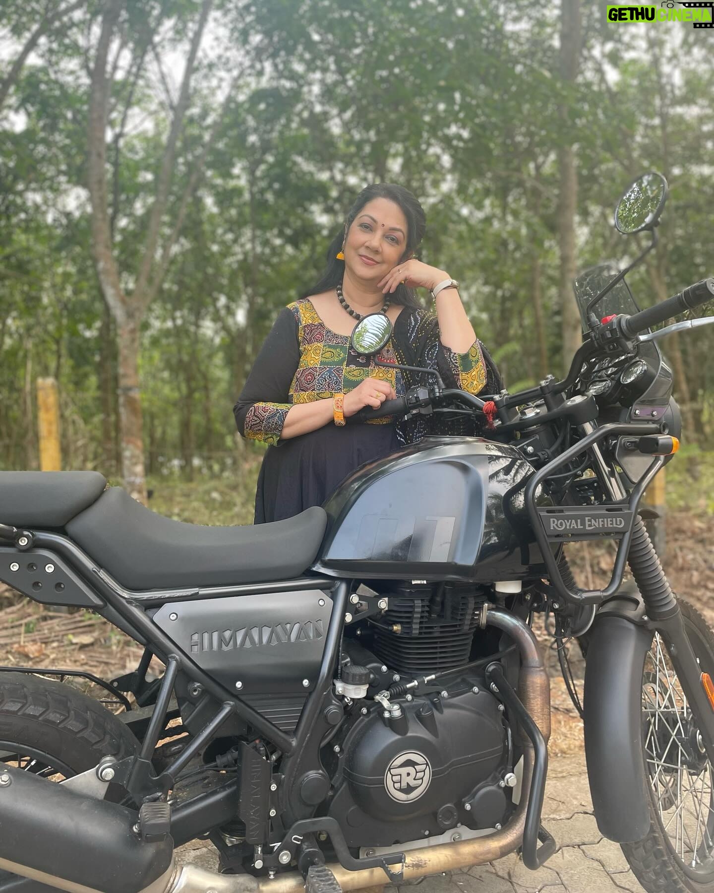 Shanthi Krishna - 1.3K Likes - Not a bike ad guys😅 chumma timepass modelling ByHand boutique dress in Kochi during flowers tv star magic show shoot😀
#byhandkochi #flowerstv #ethnicwear #malayalamcinema #malayalamactors
