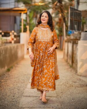 Shanthi Krishna Instagram - This post is with the sandals😀.. my bad I am still learning the ropes of posting in insta😬😊.. thank u the whole team for giving me such a good makeover🥰
Stylist : @ms__athira
Costume : @rouche___
Mua&Hair:@aswathy_makeupartist
Photography : @sumeshsree
Assisted by :crazzzyy_babeezzz_
Jewellery:@newlookbeautycollections
Sandals:@marson_fw_lifestyle