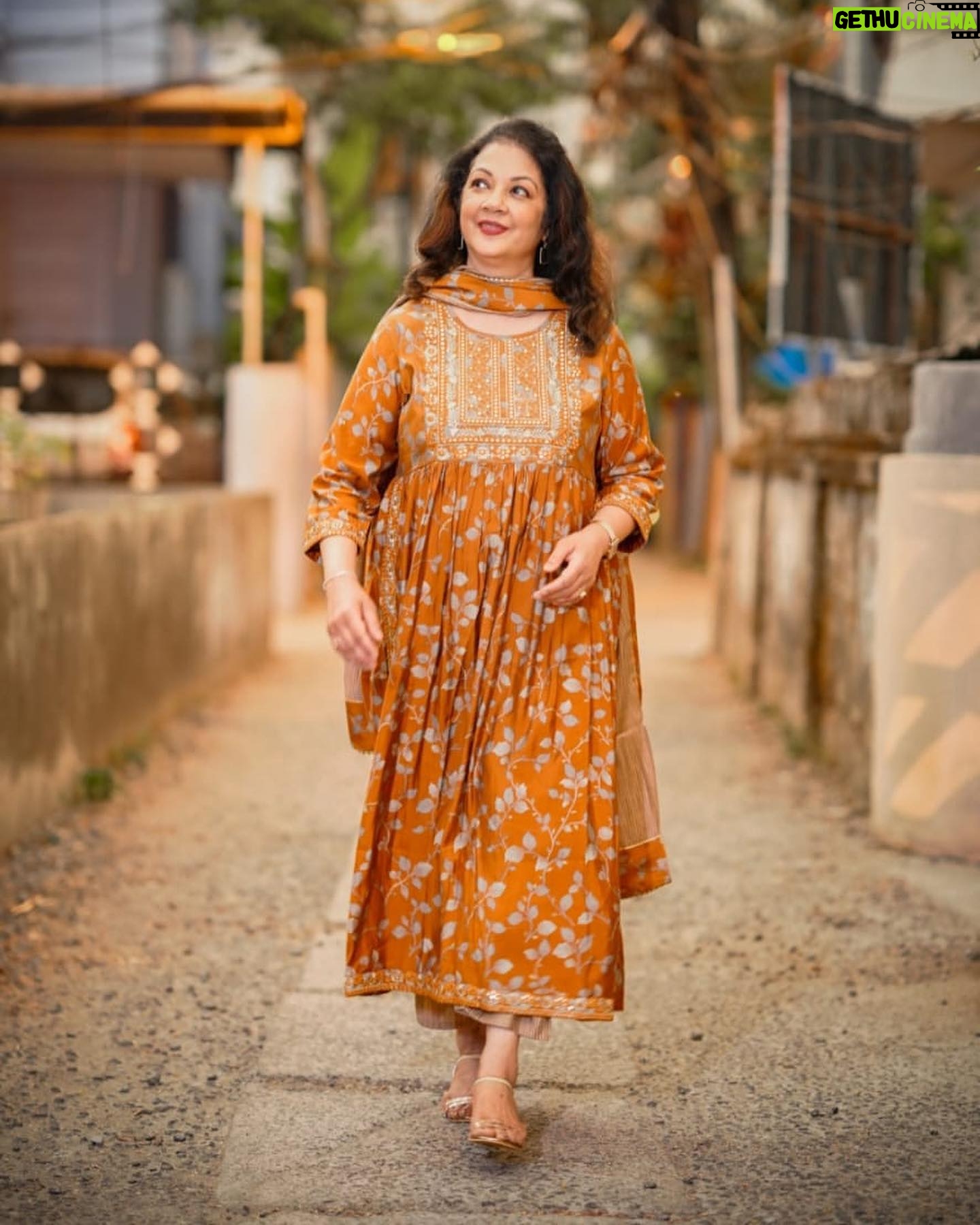 Shanthi Krishna - 2.6K Likes - This post is with the sandals😀.. my bad I am still learning the ropes of posting in insta😬😊.. thank u the whole team for giving me such a good makeover🥰
Stylist : @ms__athira
Costume : @rouche___
Mua&Hair:@aswathy_makeupartist
Photography : @sumeshsree
Assisted by :crazzzyy_babeezzz_
Jewellery:@newlookbeautycollections
Sandals:@marson_fw_lifestyle