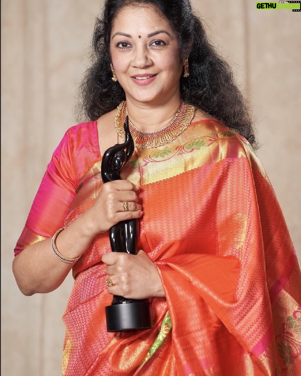 Shanthi Krishna - 794 Likes - Nostalgic moments:) My first ever Black Lady statuetteš„°My first Filmfare awardšThank you NNOI ( the movie close to my heart) and once in a lifetime character Sheila Chacko Fr which I won this award šš»š
#filmfareawards #nnoi #filmawards #filmfareflashback