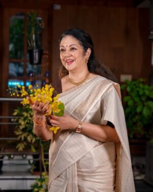 Shanthi Krishna Instagram - “Wishing all of you a Very Happy and Joyous Vishu 2023” 🥰🥰

#happyvishutoall #malayalamactress #vishu2023