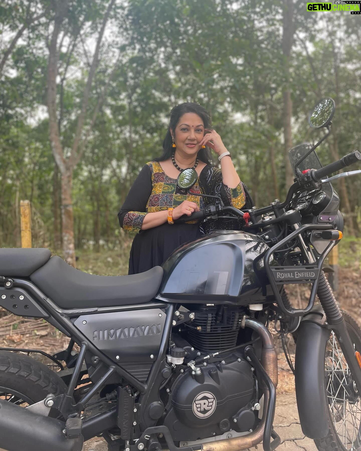 Shanthi Krishna - 1.3K Likes - Not a bike ad guys😅 chumma timepass modelling ByHand boutique dress in Kochi during flowers tv star magic show shoot😀
#byhandkochi #flowerstv #ethnicwear #malayalamcinema #malayalamactors