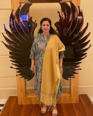Shanthi Krishna Instagram - Looking at this pic today I was just wondering what if humans had wings 🤔🤔Help me out here and share your views with me 😀