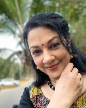 Shanthi Krishna Instagram - Not a bike ad guys😅 chumma timepass modelling ByHand boutique dress in Kochi during flowers tv star magic show shoot😀

#byhandkochi #flowerstv #ethnicwear #malayalamcinema #malayalamactors