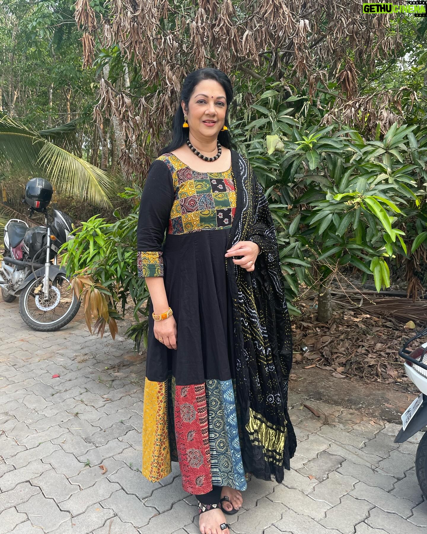 Shanthi Krishna - 1.3K Likes - Not a bike ad guys😅 chumma timepass modelling ByHand boutique dress in Kochi during flowers tv star magic show shoot😀
#byhandkochi #flowerstv #ethnicwear #malayalamcinema #malayalamactors