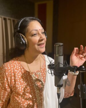 Shanthi Krishna Instagram - Amazing experience singing a couple of lines for my new web series in maestro music director Bijibal’s recording studio today in Kochi 🥰A fan moment for me too 😍Thank you for this opportunity team of ‘MasterPeace’ 🙏🏻🥰