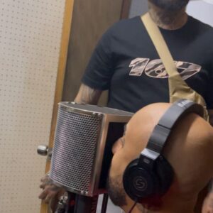 Sharo Torres Instagram - Un disco para la historia con experiencias vividas para siempre. 🔥🔥🔥 que viva el arte pero sobre todo el talento y la humildad genuina. Aqui les dejo diferentes etapas que vivimos en el disco. 😂😂😂 #la167