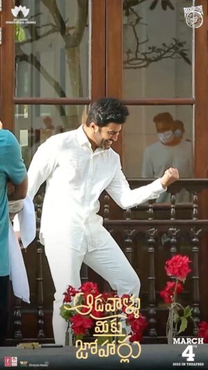 Sharwanand Instagram - Fun on the sets of #AadavalluMeekuJohaarlu 😃
#AMJOnMarch4th