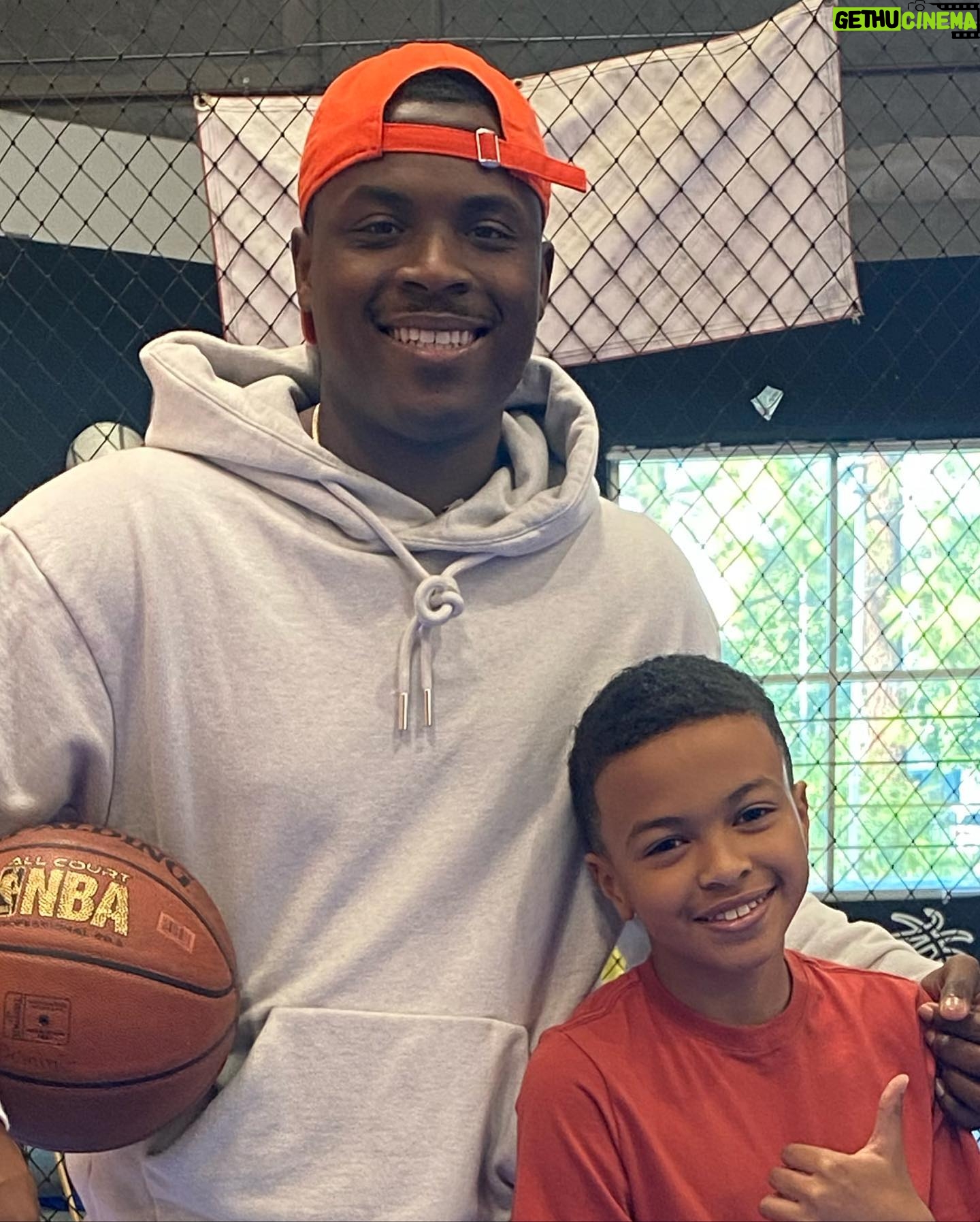Shaun Dixon - 2.9K Likes - I promised @lethalshooter that if he missed the shot that I’ll do the L dance, he liked my dance so much that he missed the shot twice. 😂😂😂.
He really did make all his shots, he only missed so I can make this video.😁Thank you for being a team sport.🙌🏽
He really is the best basketball trainer and a great actor too. You got to see him on the court, he’s the truth.
#lethalshooter #nba #dharmannactors #dharmanfam #dharmannstudios #shaundixon #explore #basketball #dharmannfamily #nike #jordans