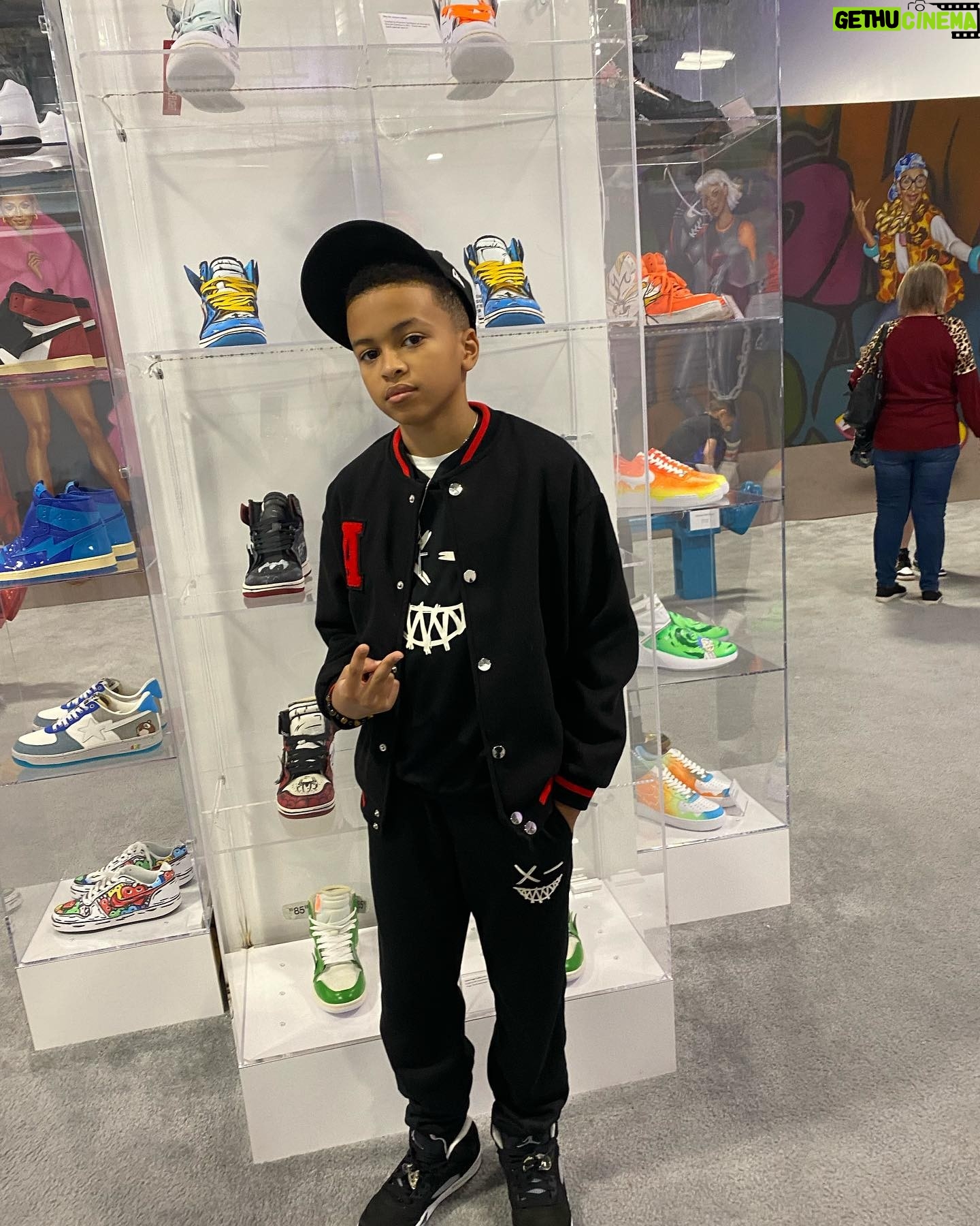 Shaun Dixon - 3.4K Likes - I had a great time @mckenzibrooke single release party. @bmikerob
@kaidoleeroberts @stevierayallen
#dharmannactors #dharmannfam #exploremore #childactors #explore #nike #jordans