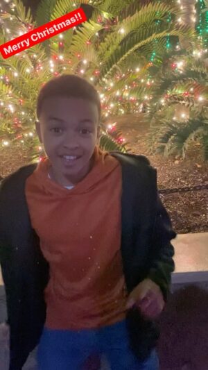 Shaun Dixon Instagram - Merry Christmas! 🎁🎄Peace, love, and blessings ❤️🙏🏽 #merrychristmas #childactor #shaundixon #dharmannactors #dharmannfam #happyholidays #grateful #explorepage
