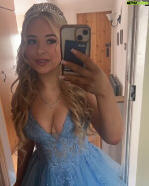 Shaun Ryder Instagram - My daughter Pearl going off to her Prom X 🩵