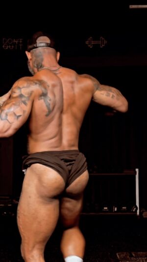 Shaun T Instagram - 😛THIRSTY FOR MY PRO CARD!
#bodybuilding #digdeeper
