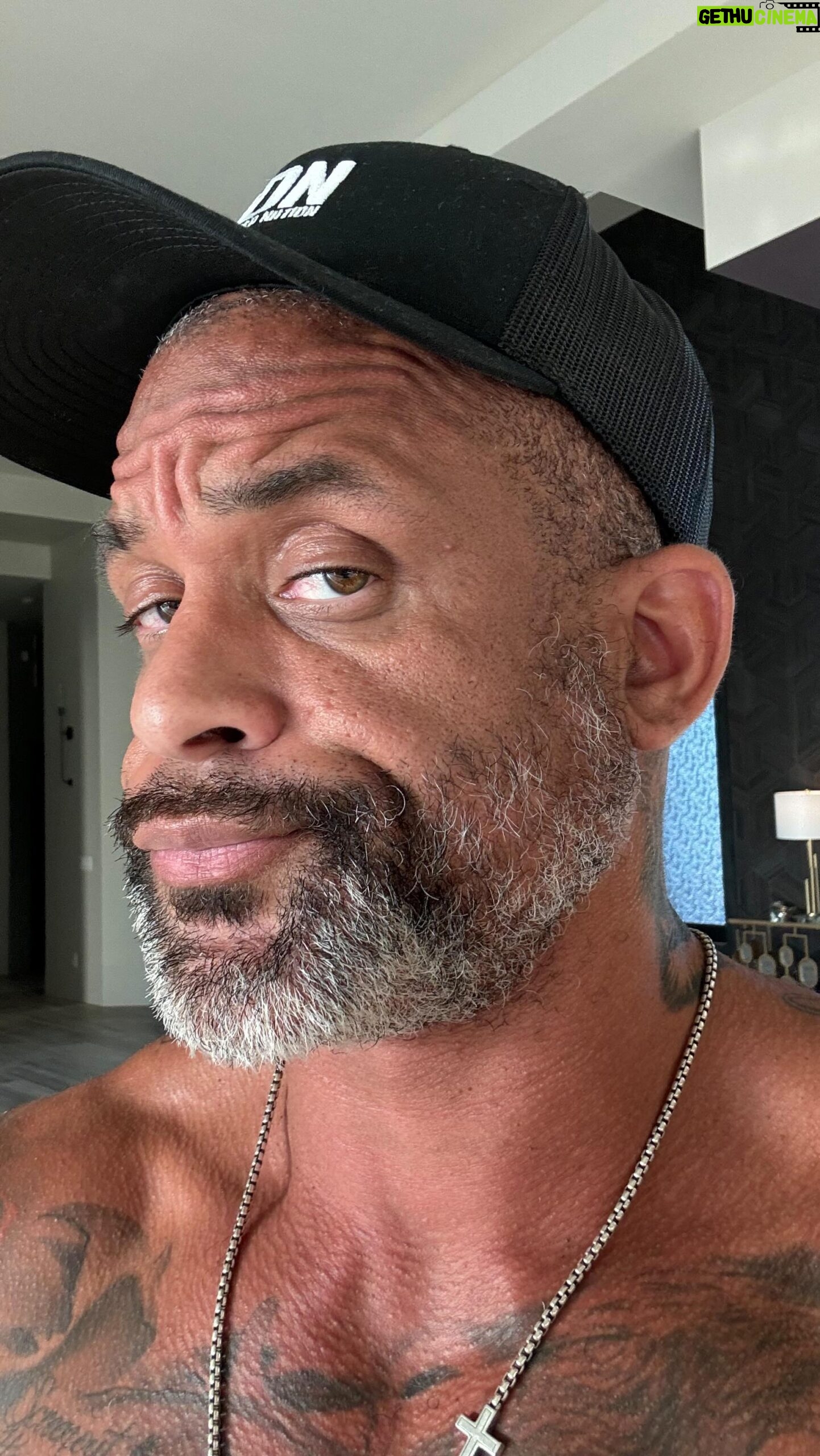 Shaun T - 7.2K Likes - 🙄This Monday motivation goes out to all my PEOPLE PLEASERS! It’s ok to say no and be happy with your decision!
#mondaymotivation #peoplepleaser
