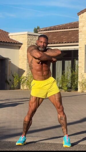 Shaun T Instagram - ☀️ People ask me how I have so much energy this close to my competition….Because it’s hard for me to hide my excitement when I’m very passionate about something! ♥️🙏🏽 Don’t get it twisted… by 1pm I’m exhausted AF but I’m not in the business of feeling bad for myself for too long. 😂 
#digdeeper