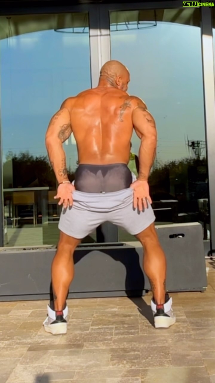 Shaun T - 10.4K Likes - Give me a 🍑 if you like a good DUMP TRUCK!