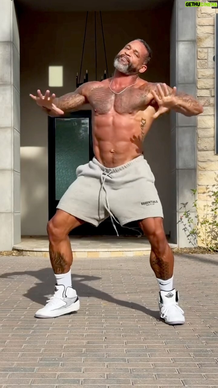 Shaun T - 30.3K Likes - It’s a Mek it Bunx Up type of Mornin!
#tuesdayvibes