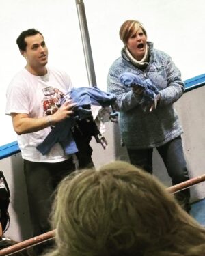 Shawnee Smith Instagram - My first hockey game …. I had NO IDEA🤯 !!!! 

Tribe of Amanda meet @mallorys_army🤍🔥