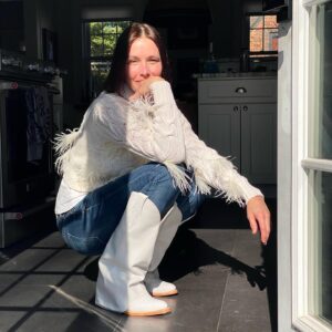 Shawnee Smith Instagram - pop a squat wednesday ☀️🕊️ 
boots by @lorenasaravia