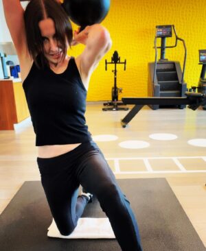 Shawnee Smith Instagram - had to settle for the kettleball this thanksgiving🤍 … #workingmoms #grateful #happythanksgiving ‼️👐‼️