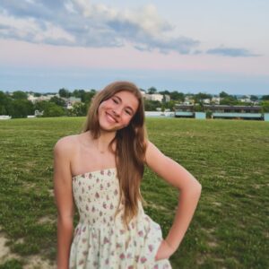 Shaylee Mansfield Instagram - Freshman ✅ Homecoming court, dressing up as Alvin the 🐿️, first homecoming dance, a forever cheer girl (where’s the Pom Poms emoji?!?), winning the National Deaf cheerleading championship, being honored as one of the Rising actors at SignLight Film Festival, and so many more! Friends, pranks, games, and memories. 🦅💙