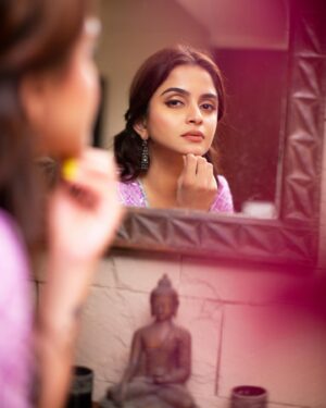 Sheena Shahabadi Instagram - Want someone to love me the way I love purple.  #loveforpurple  #potraitphotography  #sheenashahabadi  #instapic  #viralpost