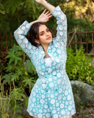 Sheena Shahabadi Instagram - Its about how you looking and feeling at the moment.
Outfit by :@kailayabykanika
#lovefornature
#loveforblue
#model