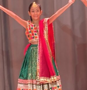 Sheetal Sheth Instagram - Spring is definitely in the air when you get to celebrate Holi with the littles! 🌈

Ember’s dance troupe lit up the stage along with so many other terrific dance groups and @kulture_khazana brought beautiful art creations for all. 

Here’s to spreading peace and the spirit of renewal and hope with every splash of color. 🙏🏽✨

#EarlyHoli #SpringFestival #FamilyFun #downtownholi