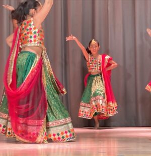 Sheetal Sheth Instagram - Spring is definitely in the air when you get to celebrate Holi with the littles! 🌈

Ember’s dance troupe lit up the stage along with so many other terrific dance groups and @kulture_khazana brought beautiful art creations for all. 

Here’s to spreading peace and the spirit of renewal and hope with every splash of color. 🙏🏽✨

#EarlyHoli #SpringFestival #FamilyFun #downtownholi