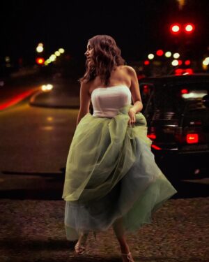 Sheetal Sheth Instagram - “We can do anything we want, little one. Anything at all.” (BRAVO ANJALI) 

Musings and more for @seemanetwork cover shoot. 
See the full feature at Seema.com

Dream team:
Hair/makeup: @iamkanwalbatool 
Stylist: @ladaskamechelle 
📸: @geomantillaphoto 

Do you remember this scene?! 

#actor #author #sjp #sexandthecity #ode