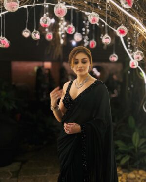 Shefali Jariwala Instagram - Here’s to moments that turn into memories and friends who turn into family. Cheers to love, laughter, and happily ever after. 🥂✨
#dipakkiarti #shaadisquad #ladkiwale 
🧿🫶❤️
📸 @iam_kunalverma 
Styled by @stylebytanii
Wearing @reynutaandon @sartori_official
Jewellery @aquamarine_jewellery 
Makeup @zaid_ars92 
Hair @chirlarajeswari 
#love #aboutlastnight #happiness #joy #ootd #sareelove #celebration #wednsday #pic #friendslikefamily 
@paragtyagi 
@hindustanibhaukingsarkar 
@vishal.singh786 
@paraschhabra 
@artisingh5
