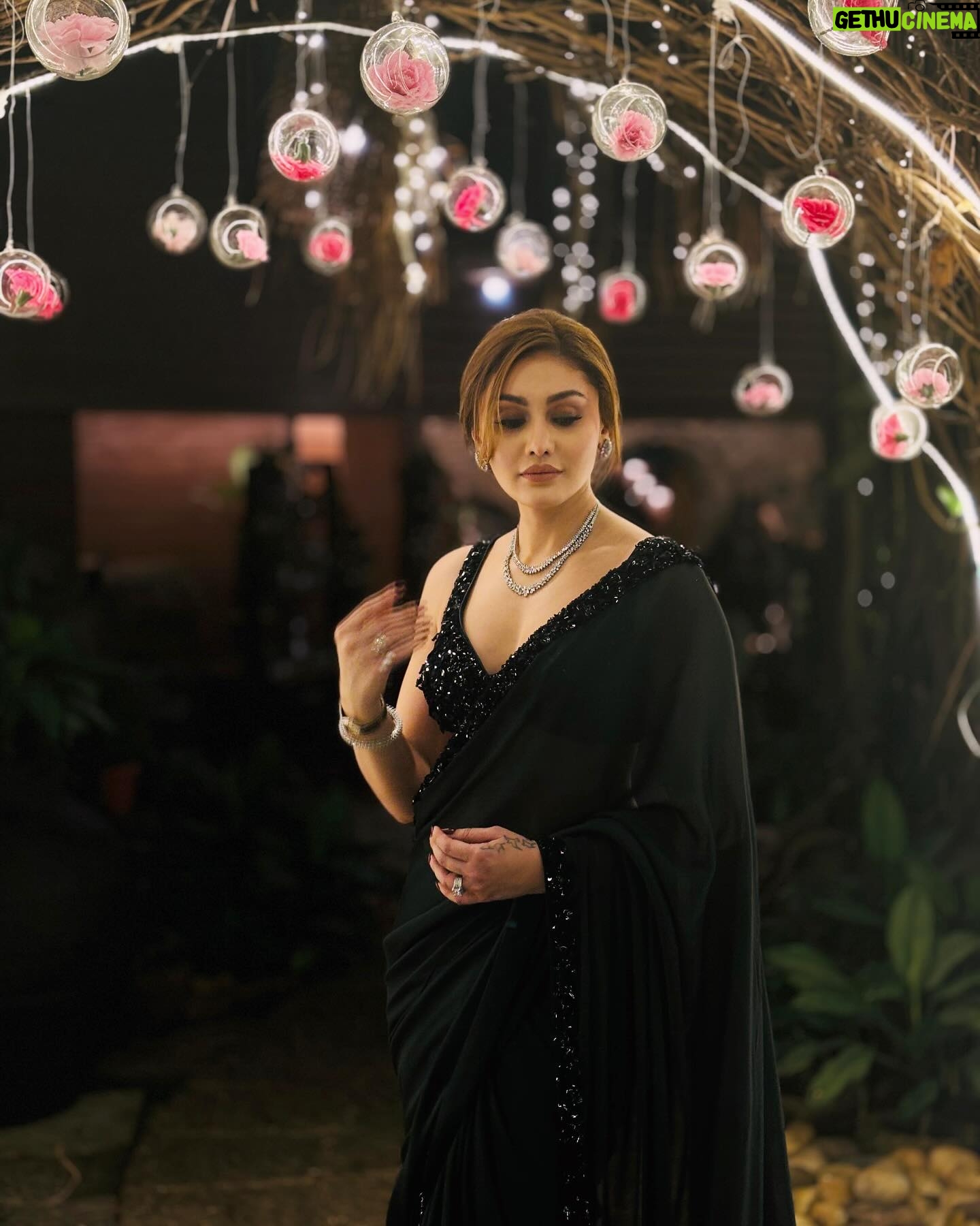 Shefali Jariwala - 461.8K Likes - Hereās to moments that turn into memories and friends who turn into family. Cheers to love, laughter, and happily ever after. š„āØ
#dipakkiarti #shaadisquad #ladkiwale
š§æš«¶ā¤ļø
šø @iam_kunalverma
Styled by @stylebytanii
Wearing @reynutaandon @sartori_official
Jewellery @aquamarine_jewellery
Makeup @zaid_ars92
Hair @chirlarajeswari
#love #aboutlastnight #happiness #joy #ootd #sareelove #celebration #wednsday #pic #friendslikefamily
@paragtyagi
@hindustanibhaukingsarkar
@vishal.singh786
@paraschhabra
@artisingh5