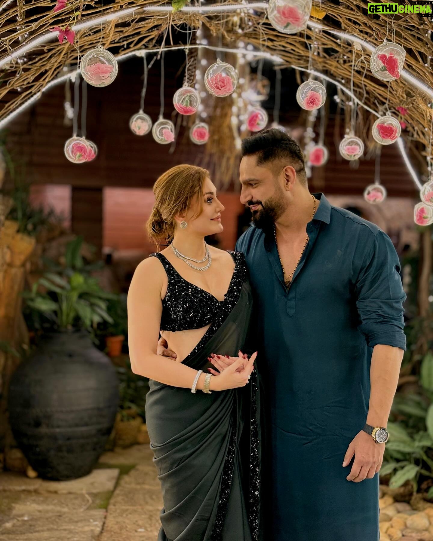 Shefali Jariwala - 461.8K Likes - Hereās to moments that turn into memories and friends who turn into family. Cheers to love, laughter, and happily ever after. š„āØ
#dipakkiarti #shaadisquad #ladkiwale
š§æš«¶ā¤ļø
šø @iam_kunalverma
Styled by @stylebytanii
Wearing @reynutaandon @sartori_official
Jewellery @aquamarine_jewellery
Makeup @zaid_ars92
Hair @chirlarajeswari
#love #aboutlastnight #happiness #joy #ootd #sareelove #celebration #wednsday #pic #friendslikefamily
@paragtyagi
@hindustanibhaukingsarkar
@vishal.singh786
@paraschhabra
@artisingh5