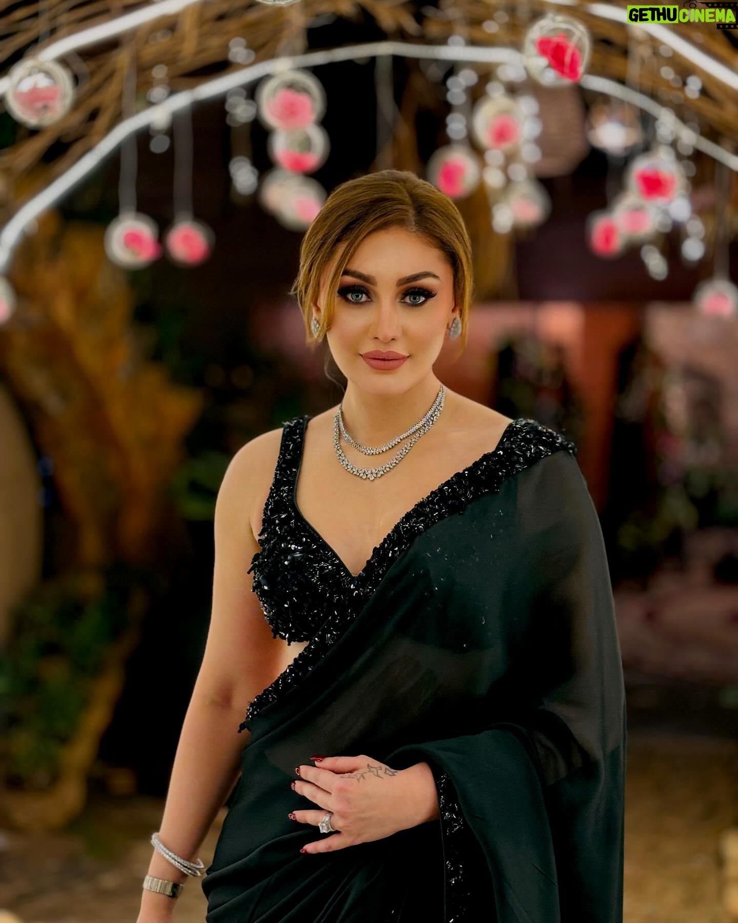 Shefali Jariwala - 461.8K Likes - Hereās to moments that turn into memories and friends who turn into family. Cheers to love, laughter, and happily ever after. š„āØ
#dipakkiarti #shaadisquad #ladkiwale
š§æš«¶ā¤ļø
šø @iam_kunalverma
Styled by @stylebytanii
Wearing @reynutaandon @sartori_official
Jewellery @aquamarine_jewellery
Makeup @zaid_ars92
Hair @chirlarajeswari
#love #aboutlastnight #happiness #joy #ootd #sareelove #celebration #wednsday #pic #friendslikefamily
@paragtyagi
@hindustanibhaukingsarkar
@vishal.singh786
@paraschhabra
@artisingh5