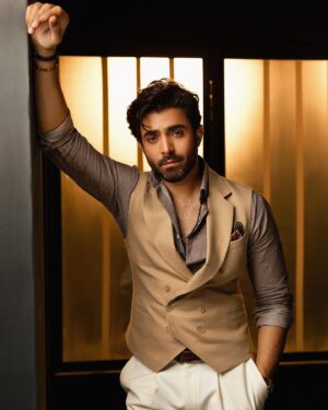 Sheheryar Munawar Siddiqui Instagram - Here’s looking at you,2024 🥂 

T minus 2 🎉