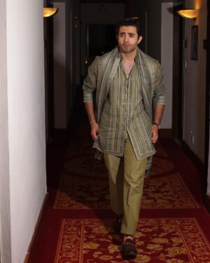 Sheheryar Munawar Siddiqui Instagram - 🥂 to impromptu photoshoots… 

Wearing : my dear friend @farazmanan 

Shot by : @shahbazshaziofficial 

..and cameo by @asimrazatvf ❤️