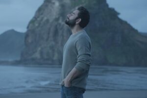 Shekhar Ravjiani Instagram - Na rishtey na bandhan 
Na duniya
Kuch bhi na chahun main 
Do ankhiyaan 
Bandh karke main 
So chuka hun main 
Kho chuka hun main 
Ud raha hun main 

Dheere dheere gehri lambi 
Saanson ka ye aana jaana 
Halke halke jalke 
Main ho raha dhuaan
Khaali khali asmaan hai 
Main hun koi na yahaan hai
Saaya bhi ye mera 
Na jane hai kahaan 

Na rehna hai is zameen pe 
Wahaan hain chehre ajnabi se 
Mujhko hawaaon mein ghul ke 
Jeena hai is baar khul ke 

Ungliyon se taare choo lun 
Baadalon se baarish le lun
Aur mera ye lamha ruk sa jaaye 

Nadiyon jaisa behte behte 
Mil jaon neele sagar se 
Khwabon wale seepi
Ke moti ho jahaan 
Chalte chalte udte udte 
Man marzi se rukte mudte 
Aise hi achanak 
Main ho jaaoon fanaah

Ud Raha Hun Main streaming on all your favourite platforms.  Link in Bio.